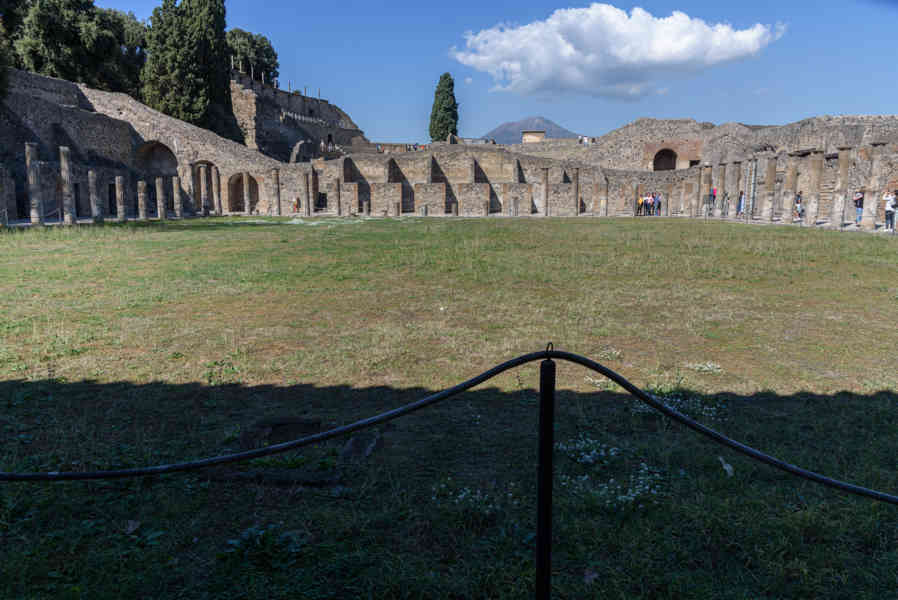127 - Italia - Pompeya - parque arqueológico de Pompeya - Cuadripórtico de los Teatros o Cuartel de los Gladiadores.jpg